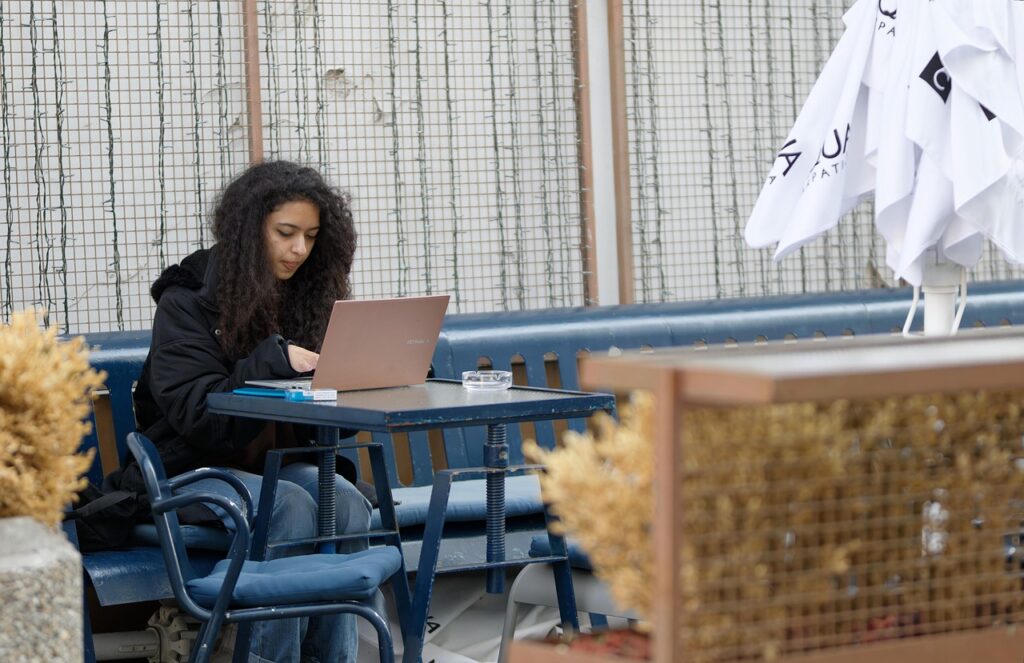 Surprising Media Woman 6957755 1280 1024x663